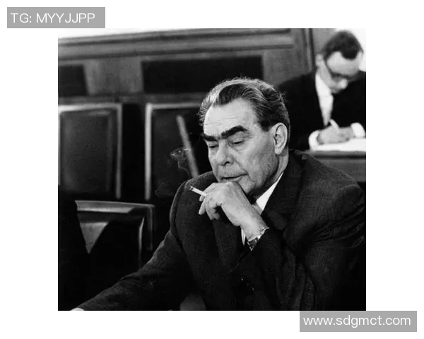 足球明星因伤退役的悲情瞬间与昔日辉煌对比图集