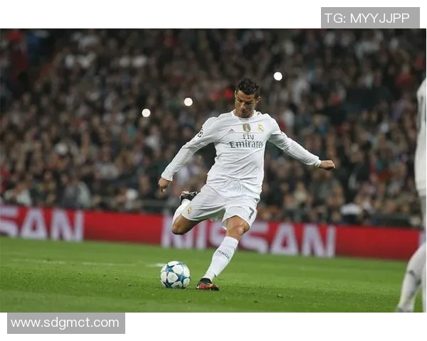 足球巨星C罗独门绝技揭秘助你提升射门技巧与精准度